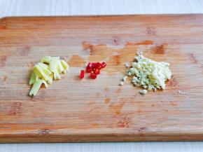 姜蒜去皮切好，辣椒切段。