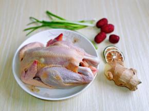 准备食材，买回来的鸡泡冷水。