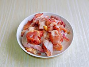 鸡用食品剪刀剪小块，冷水冲洗干净。