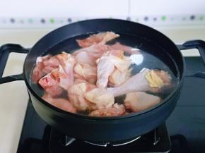 鸡块焯水: 冷水下锅，大火烧开，煮2分钟捞出，冷水冲洗干净。