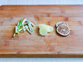 葱姜去皮切好，我用的柠檬干，鲜柠檬也可以，把籽去掉。