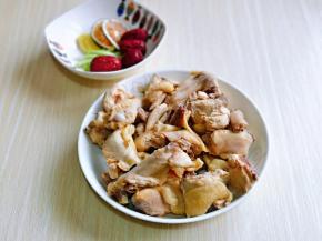 焯水的鸡块一定要将鸡块上的杂质冲洗干净。