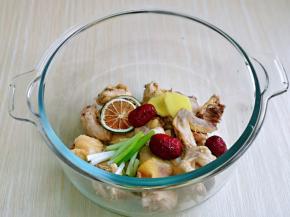 将除盐外的所有食材放入锅中，再加入料酒。