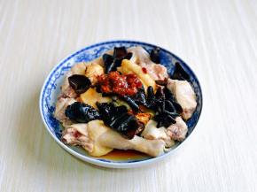 将泡发的黑木耳放入鸡块餐具中，加入料酒，盐，生抽，豆瓣酱。