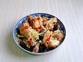 撒上切好的姜蒜，辣椒段，腌制60分钟，