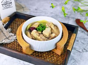 盛出装入碗中，撕掉葱花点缀。