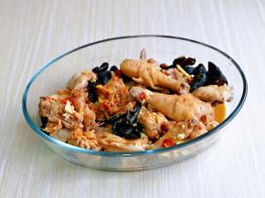 腌制好的鸡块，放入耐高温的器具中。