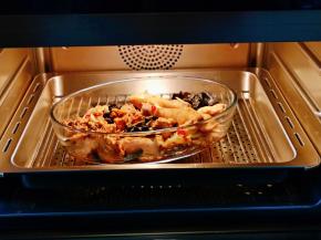 入蒸箱，蒸25分钟，再焖5分钟。