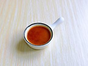 豆瓣酱加入器具中，再加入少许纯净水，搅拌均匀，放旁边备用。