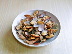 处理好的花蛤，装盘。