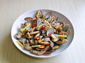 撒上姜丝，辣椒段。