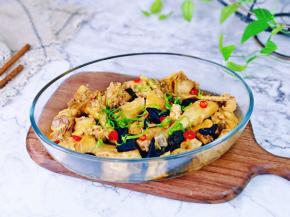 取出蒸好的木耳鸡块，撒上葱花，红辣椒段。