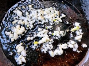 锅中倒入底油加热放入蒜粒爆香
