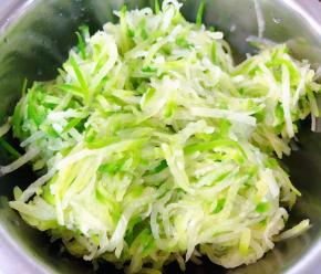 焯好水的萝卜丝立即放入冷水中过凉沥干水份