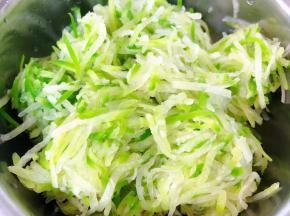 焯好水的萝卜丝立即放入冷水中过凉沥干水份