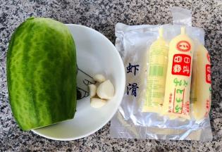 准备原材料萝卜、蒜去皮洗净、日式豆腐、虾滑