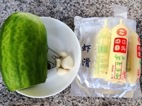 准备原材料萝卜、蒜去皮洗净、日式豆腐、虾滑