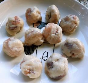 虾滑揉成虾球备用