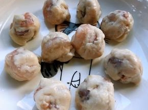 虾滑揉成虾球备用