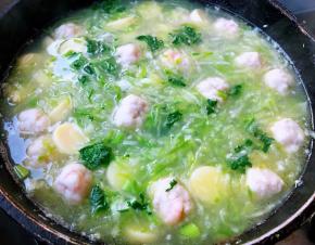 放入盐和味精调味均匀最后撒上葱花和香菜提鲜即可出锅享用