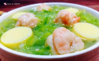 鲜美可口的萝卜丝虾滑豆腐汤装入容器中就大功告成了