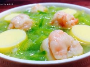 鲜美可口的萝卜丝虾滑豆腐汤装入容器中就大功告成了
