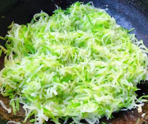 放入萝卜丝翻炒均匀