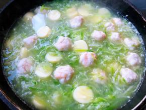 汤烧开放入日式豆腐大火煮开