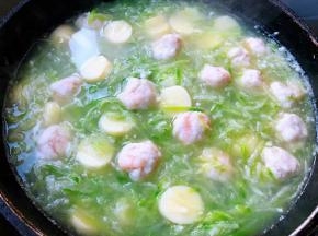 汤烧开放入日式豆腐大火煮开