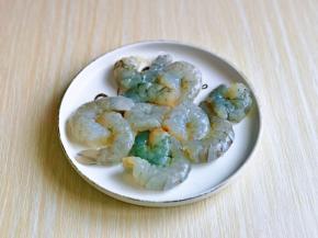 首先剥虾仁，将虾去皮，去头，去虾线，洗干净放入盘中。