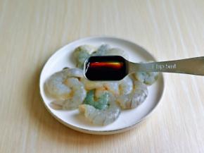 再加入一勺生抽。