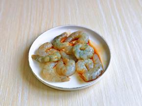 抓拌均匀，腌制5分钟。