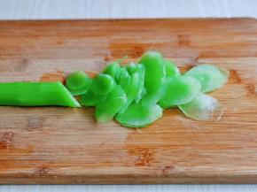 利用这时间处理莴笋，首先去皮，洗干净再切片。