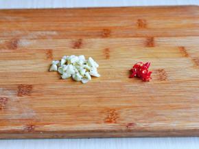 蒜去皮切碎，辣椒洗干净切段。