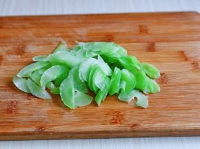 首先将莴笋去皮，洗干净再切片。