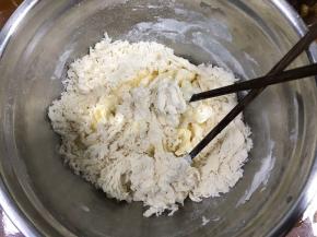 除肉松馅以外，其他材料全部放在盆里搅拌成面絮