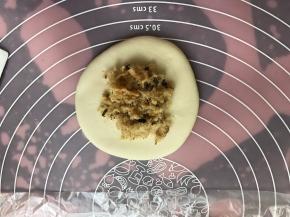 擀成面片，包入肉松馅