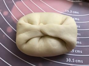 左右两端往中间折