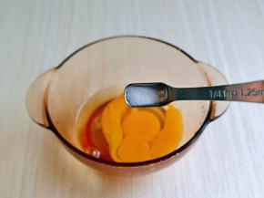 鸡蛋磕碗里，加入1克盐。