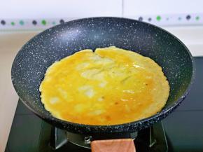 起油锅，油温六成热时倒入蛋液。