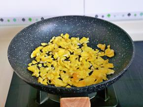 小火煎，表面凝固后，用铲子铲碎，盛出备用。