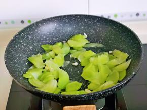 起油锅，加入蒜末辣椒煸炒，再加入莴笋。