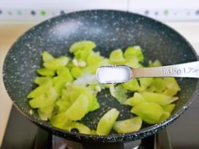 按个人口味加入盐。