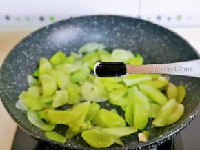 再加入生抽，1汤勺纯净水。