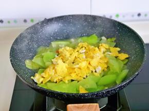 加入煎好的鸡蛋，中火翻炒。