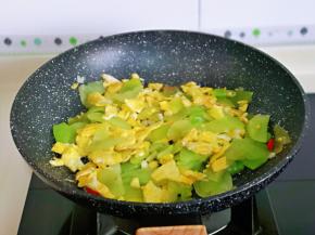 翻炒均匀后关火出锅。