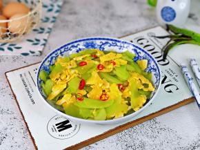 盛出装盘，点缀几段红辣椒。