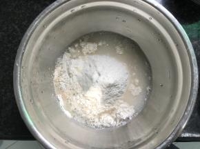 全部放入盆中，加入种面团