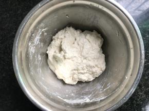 揉成无干粉状面团