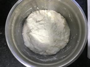 盖上保鲜膜放置室温发酵至2倍大